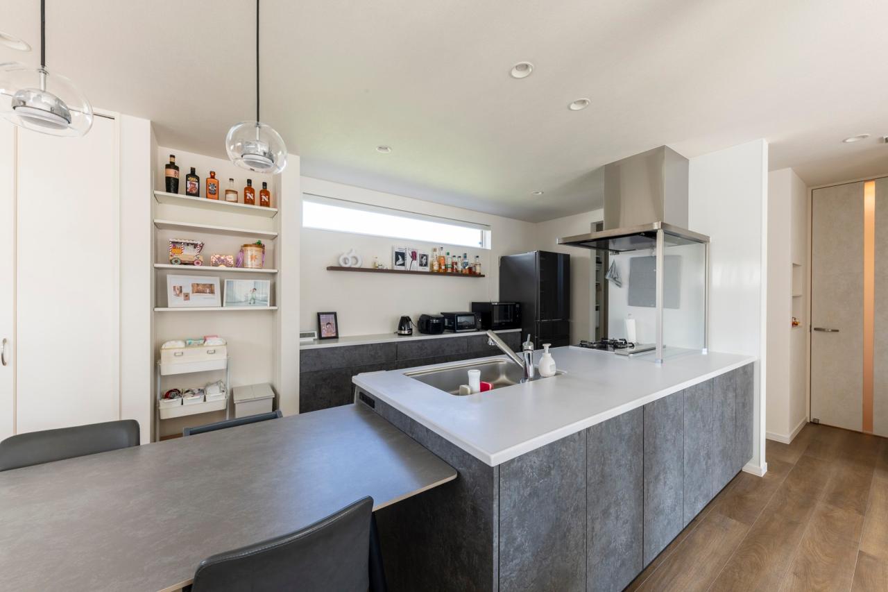 ダイニング、キッチン：キッチン前面には一面に収納を設け生活感のない空間に