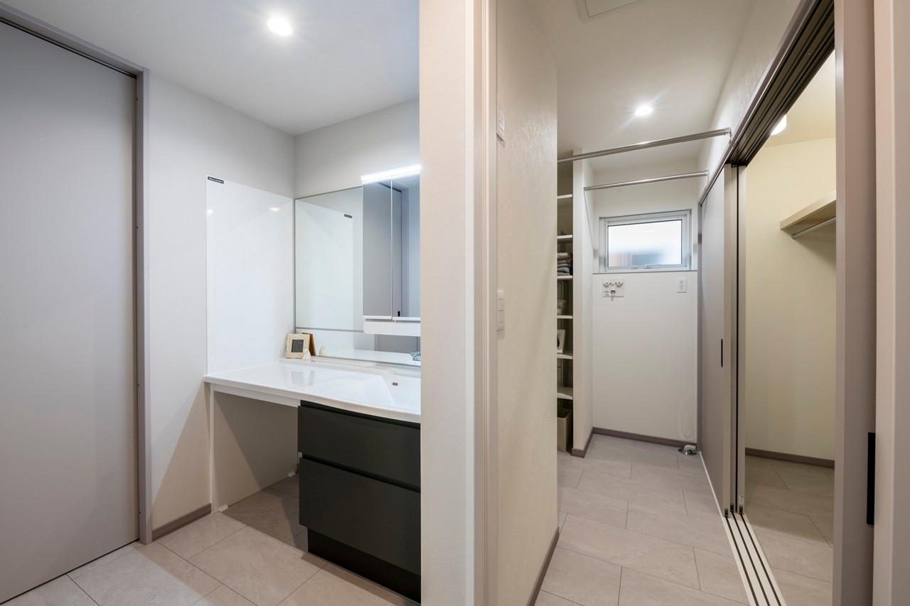 ラバトリー・洗面所：おかえり動線を叶える玄関ホールの洗面台は幅1650と広々