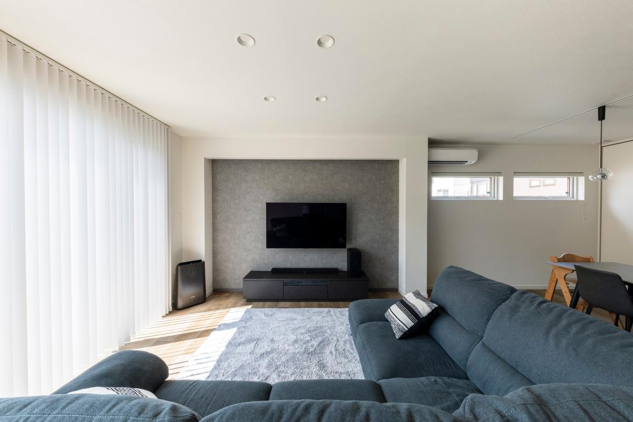 スタイリッシュなコンクリート調のアクセントクロスで貼り分けたテレビ背面