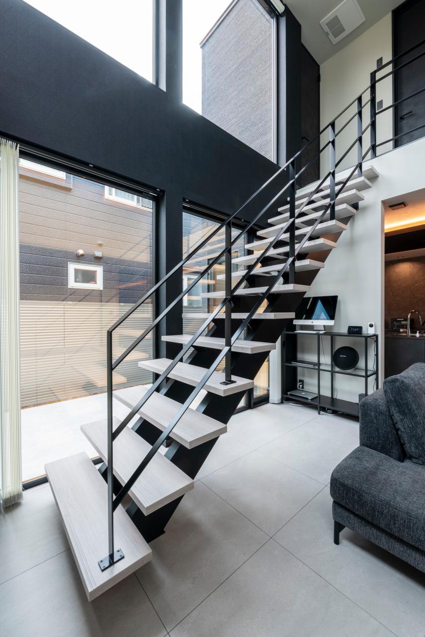 スタイリッシュな印象のスチール手すりのオープン階段