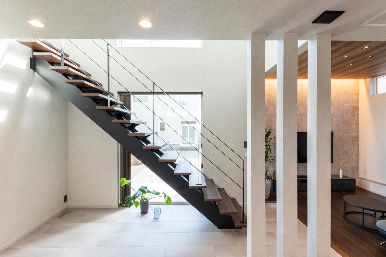 階段、吹き抜け、窓：家の中心には昼と夜で異なった美しさを見せるオープン階段