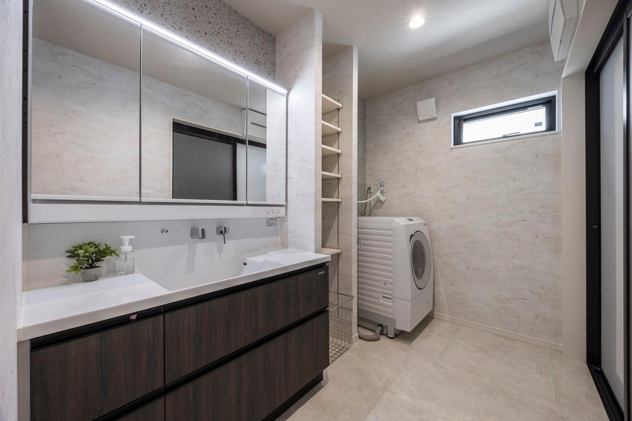 ラバトリー・洗面所、脱衣室、洗濯室：玄関横の一カ所にまとまった水回りは衛生的なおかえり動線を可能に