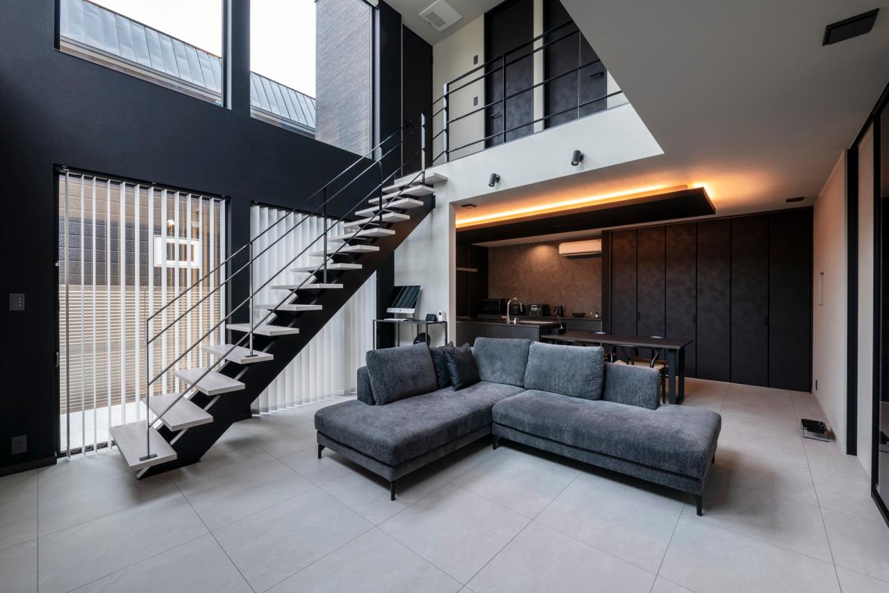 開放的な吹き抜け空間に映えるオープン階段