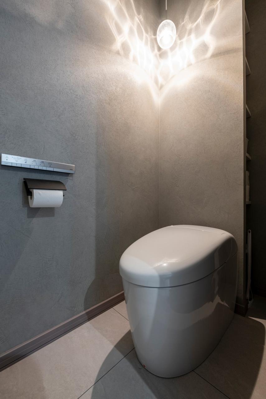 トイレ、照明：印象的な照明が落ち着いた空間をつくりだす