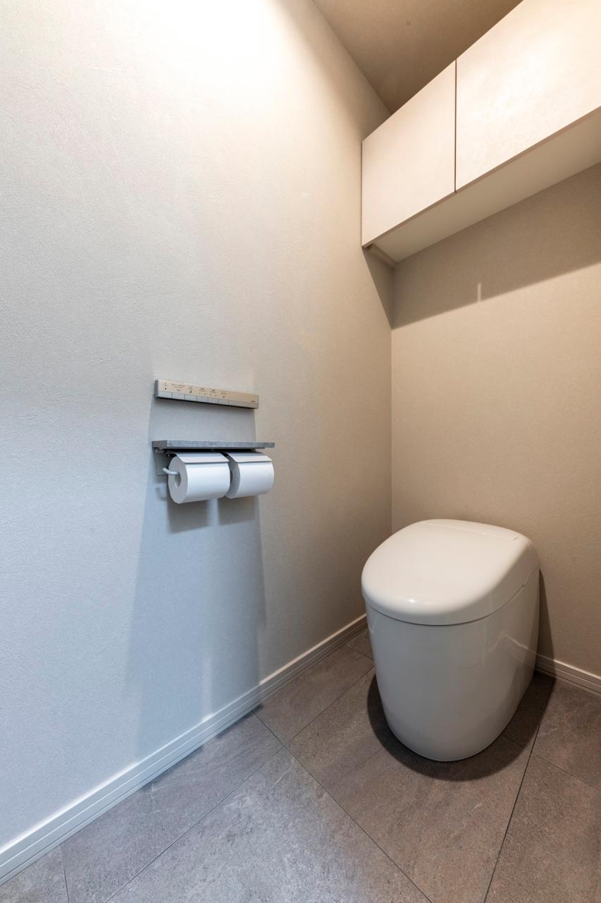 トイレ、設備：シンプルなフォルムが美しいトイレはTOTOのNJ1をご採用