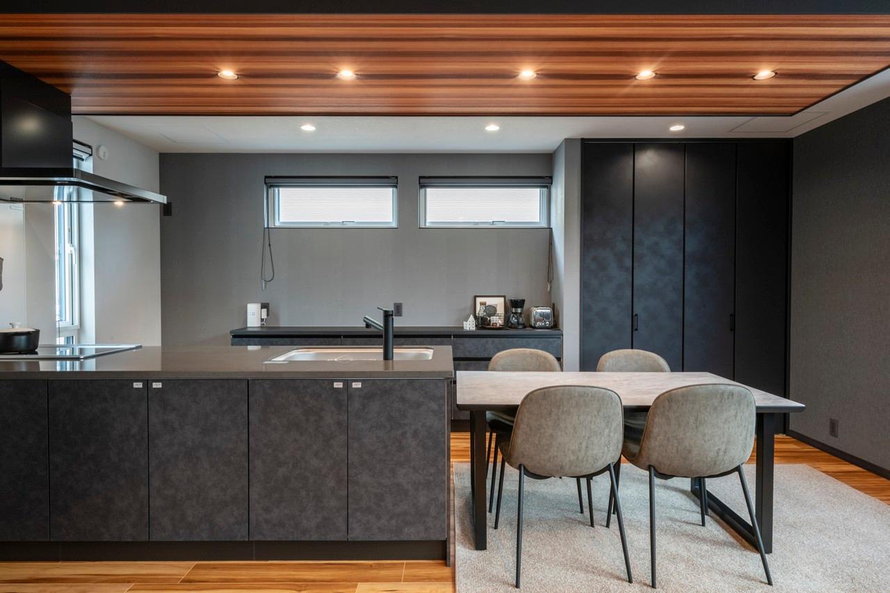 ダイニング、キッチン、照明：埋め込み式のダウンライトを下がり天井に一体化させホテルライクな印象に