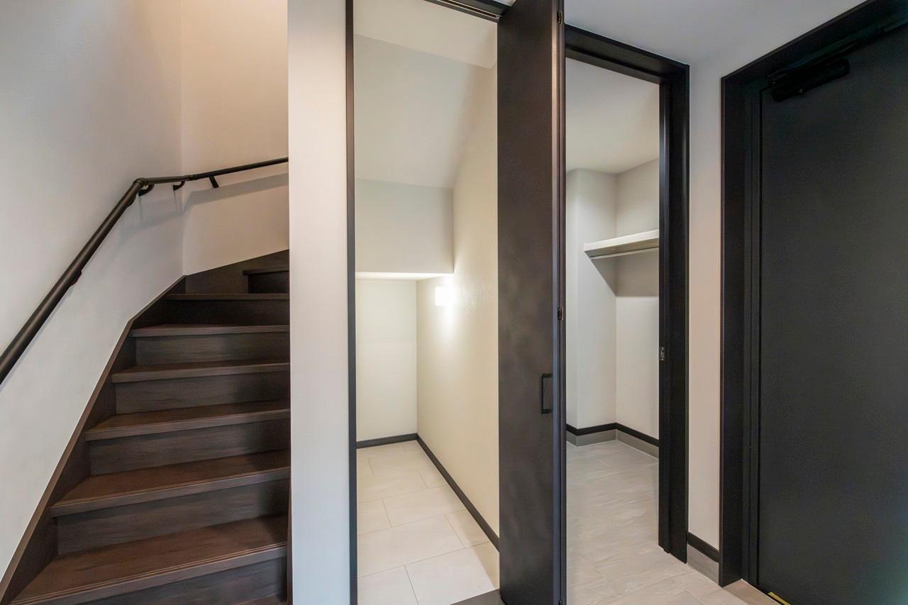 収納、シューズクローク：土間続きのシューズクローゼットの横には掃除道具の収納にも便利な階段下収納