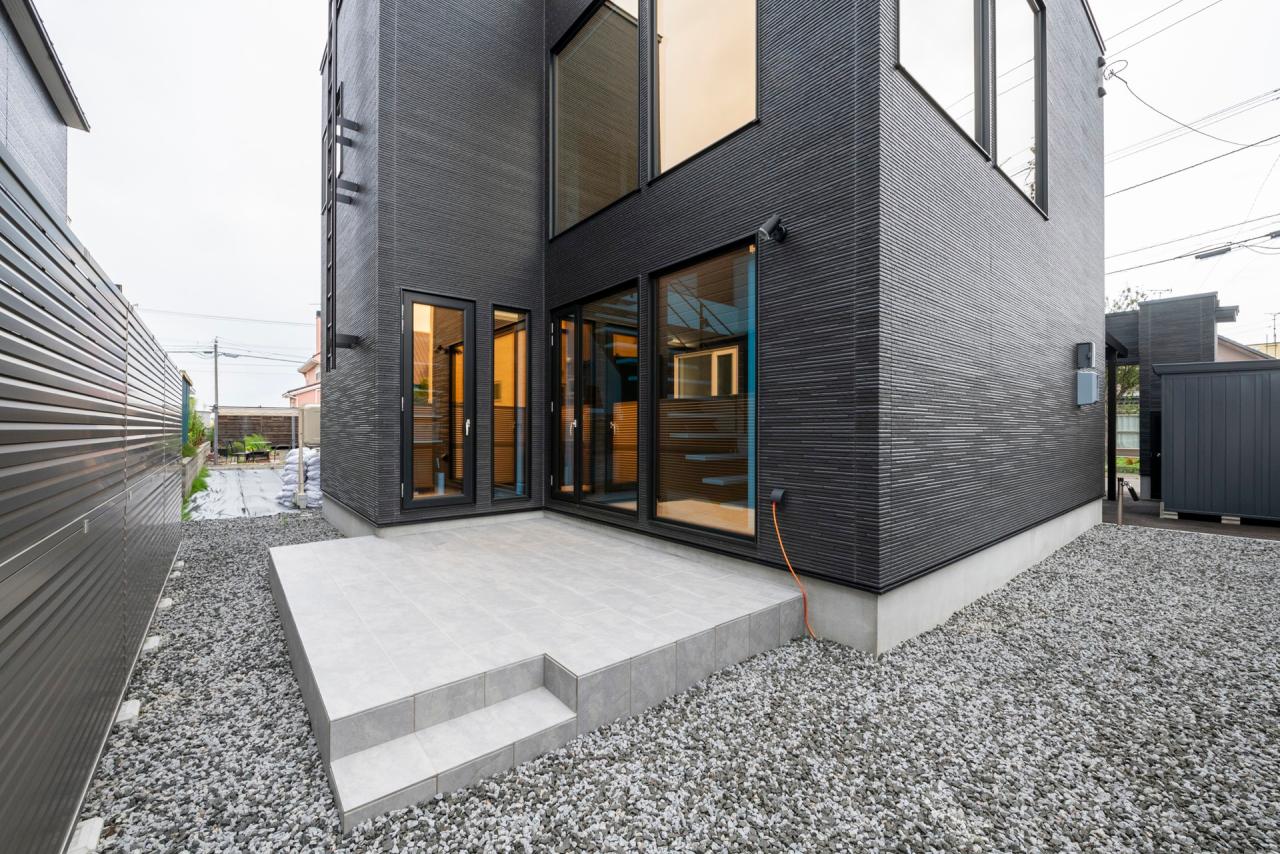 庭・エクステリア、デッキ・テラス：プライベート感のあるタイル張りのコンクリートテラス