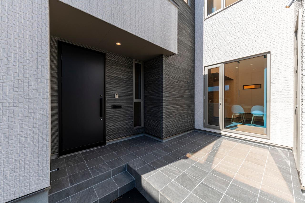 玄関、デッキ・テラス：玄関ポーチからつながるコンクリートテラスはセカンドリビングの様に使用可能