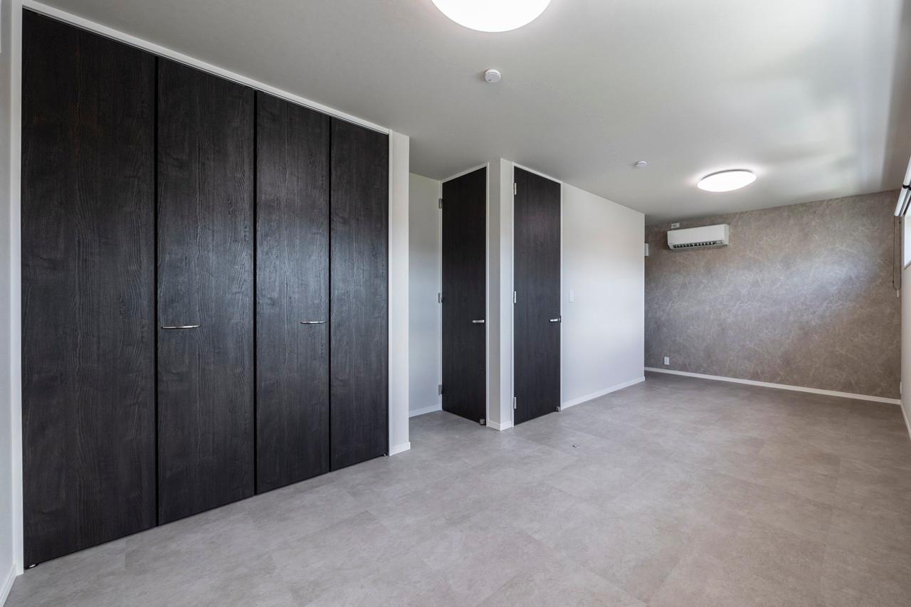 寝室、洋室：主寝室は１フロア２ドアで将来的にはライフスタイルに合わせて間取りの変更が可能