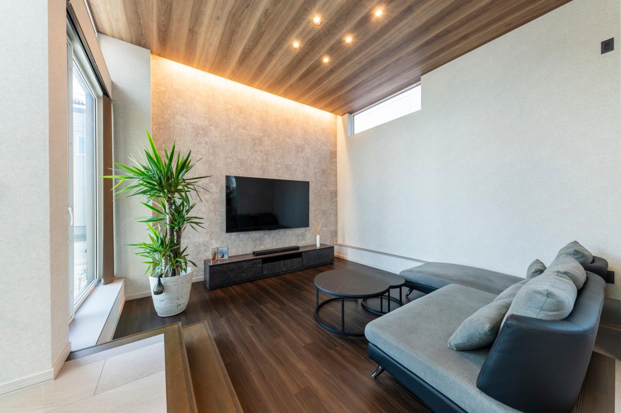 木目調の天井と間接照明がラグジュアリー感を演出