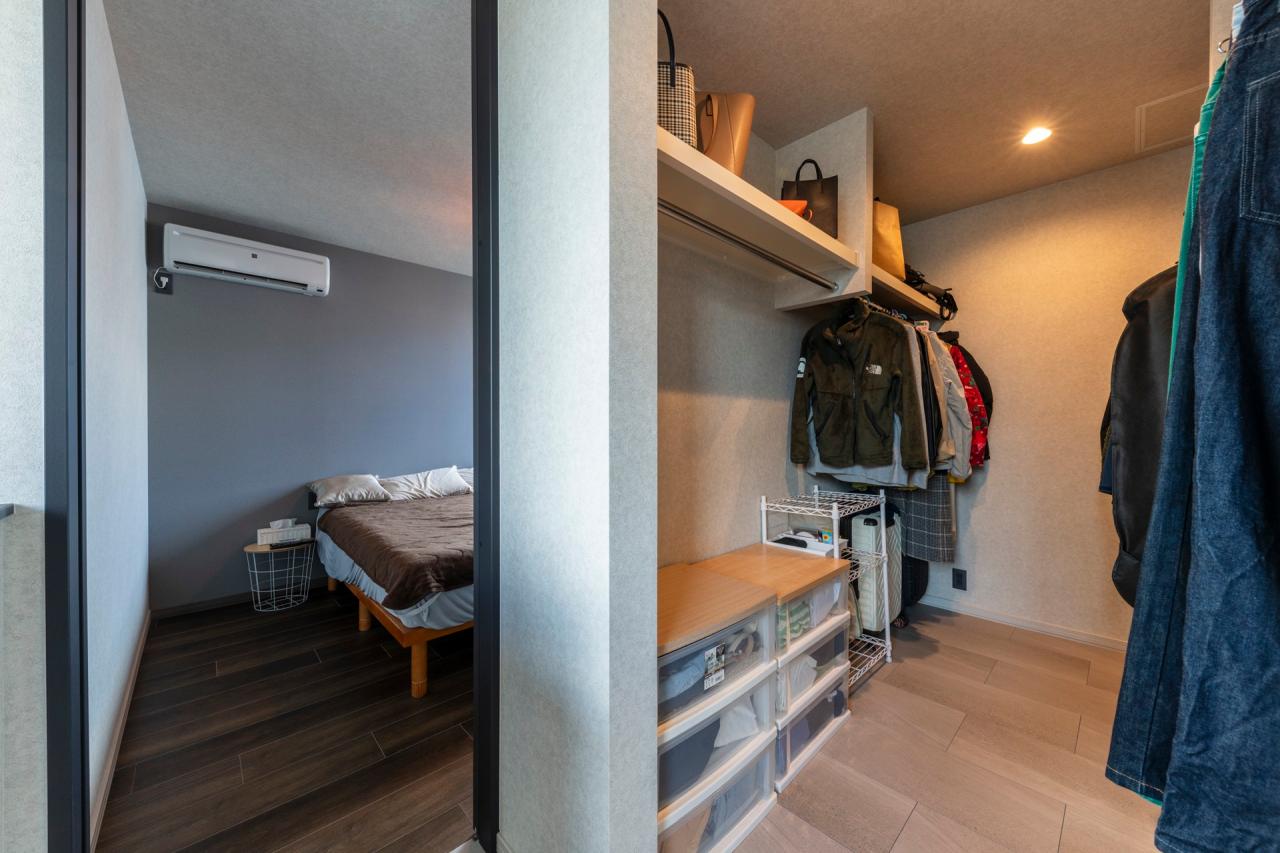 寝室、ウォークインクローゼット：あえて寝室と切り離したファミクロは家族それそれが使いやすく配置