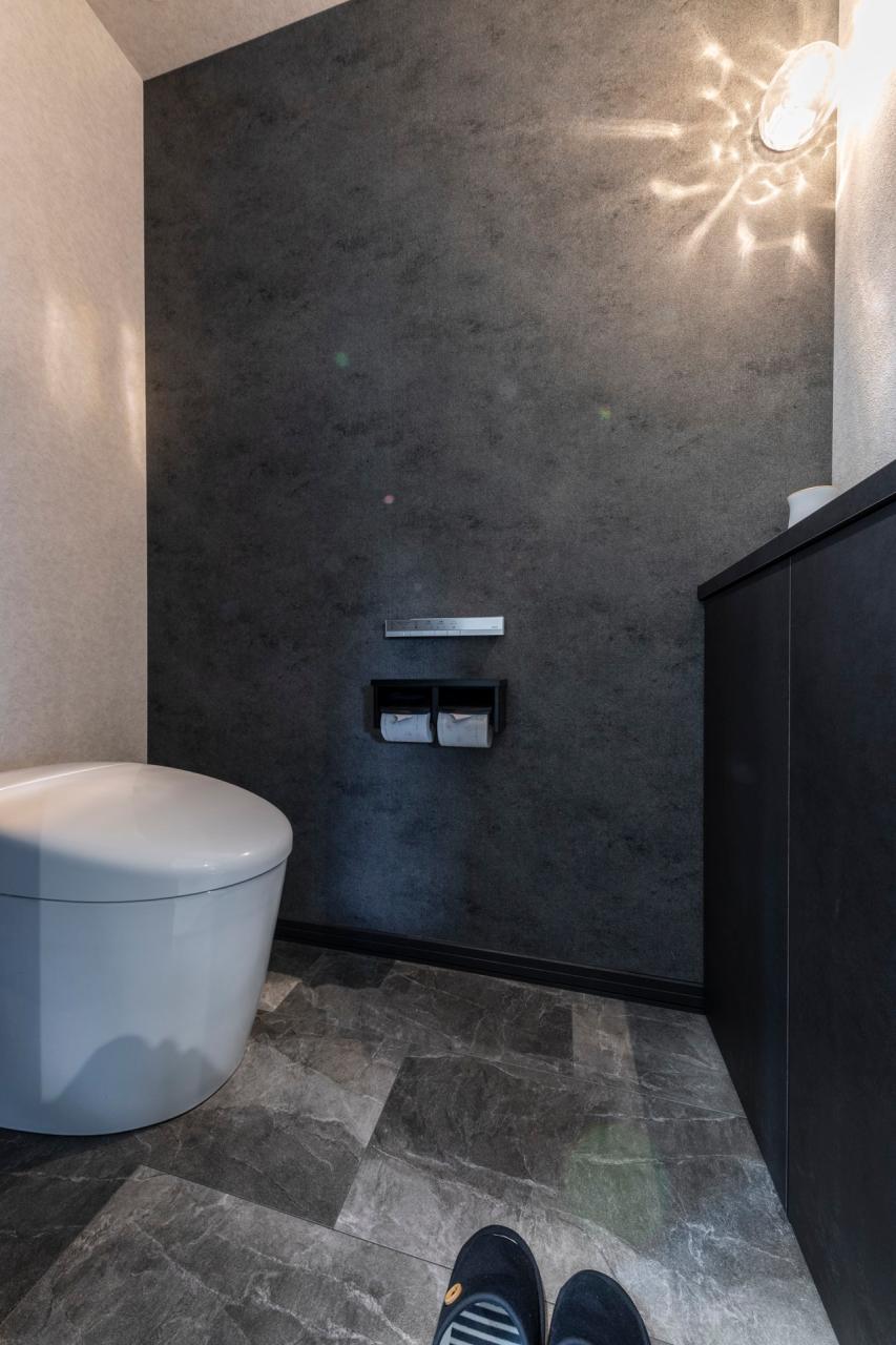 トイレ、壁紙、照明：ダークトーンにまとめられた内装にペンダントライトが映える落ち着き空間