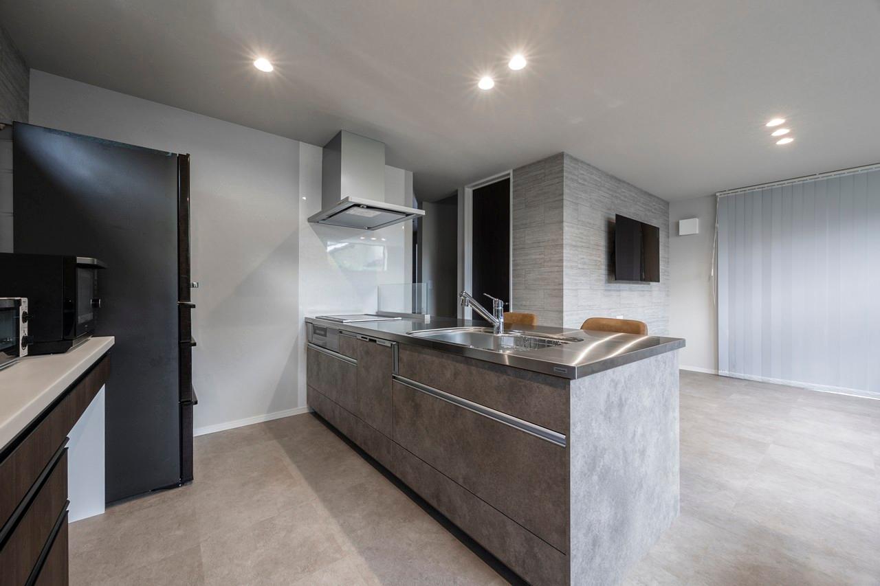 キッチン、設備：質感の美しいグレーのキッチンはクリナップのステディアをご採用