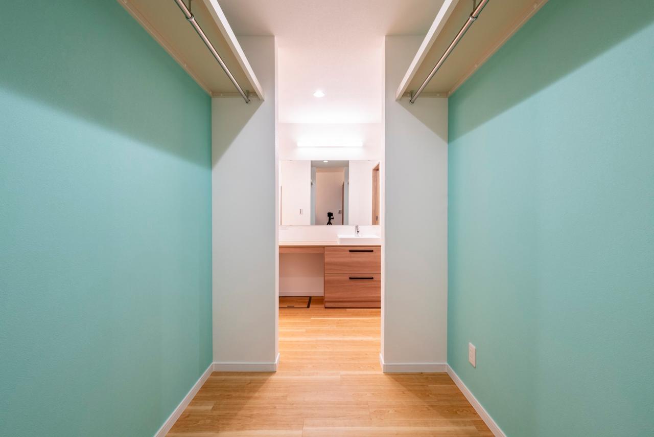 ペールブルーのアクセントクロスがかわいらしいウォークスルークローゼット