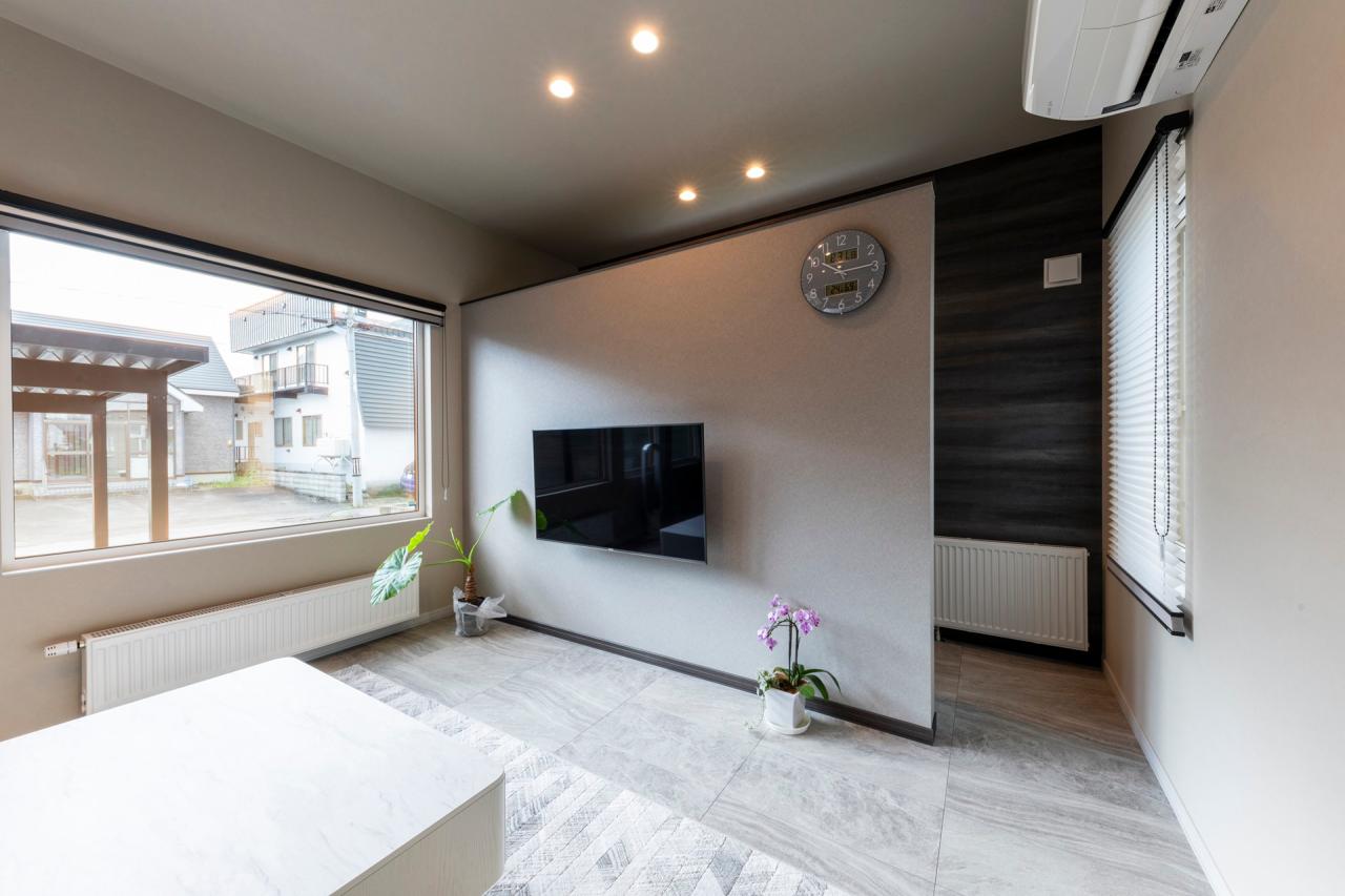 配線を隠しすっきりとした印象の壁掛けテレビ、裏面には収納スペースが