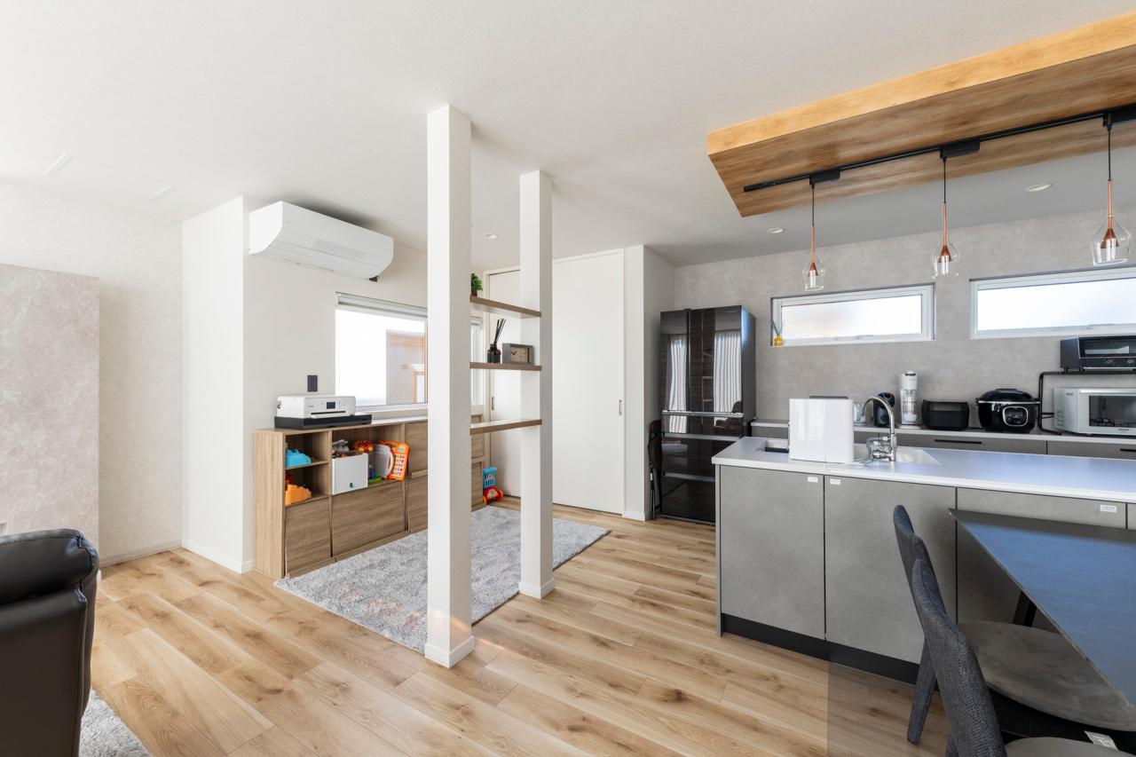 フリースペース天井には下地を入れているのでロールカーテンを設置して間仕切りすることも可能