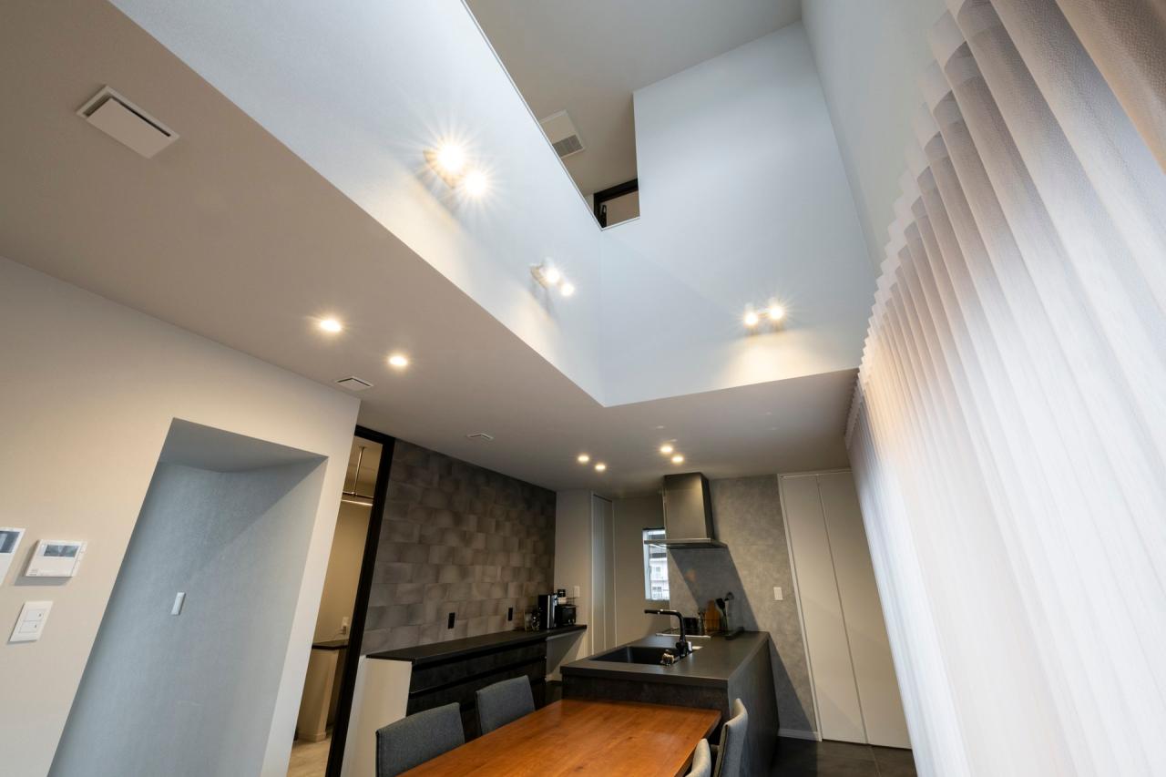 ダイニング、吹き抜け：明るくLDKに開放感を与える吹き抜け