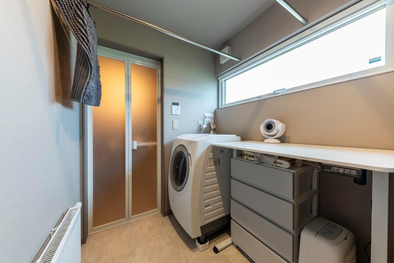 来客時にも使いやすいセパレート配置の脱衣室は家事室としても使いやすく