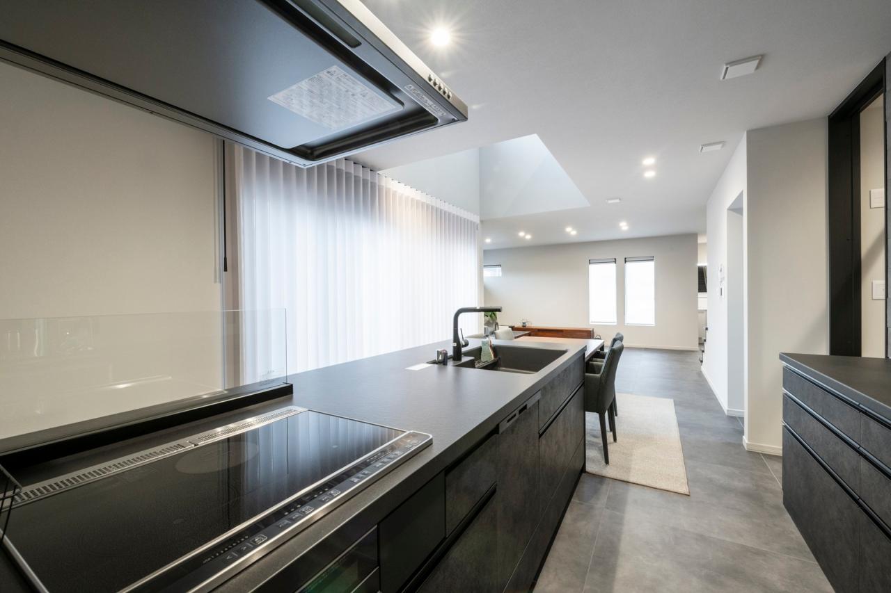 キッチン、設備：キッチンはブラックで統一しスタイリッシュな印象に