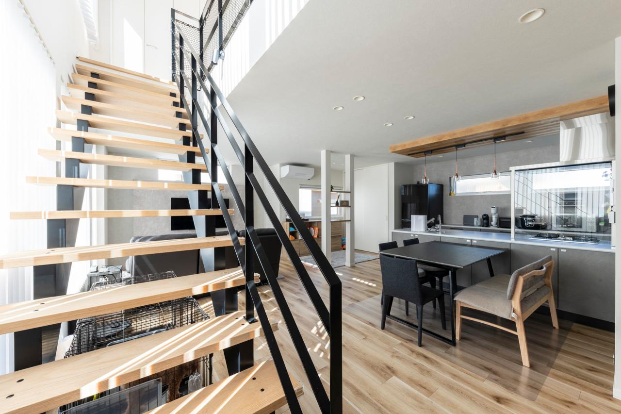 日当たりの良さをさらに引き立てるリビングのオープン階段