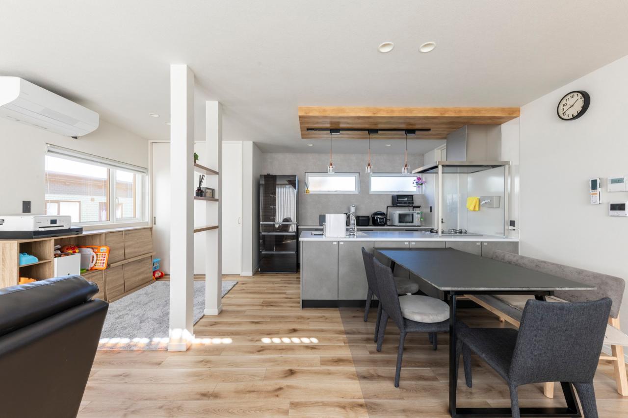 ダイニングは料理しながらでも家族の表情が見えやすいカウンター前の配置