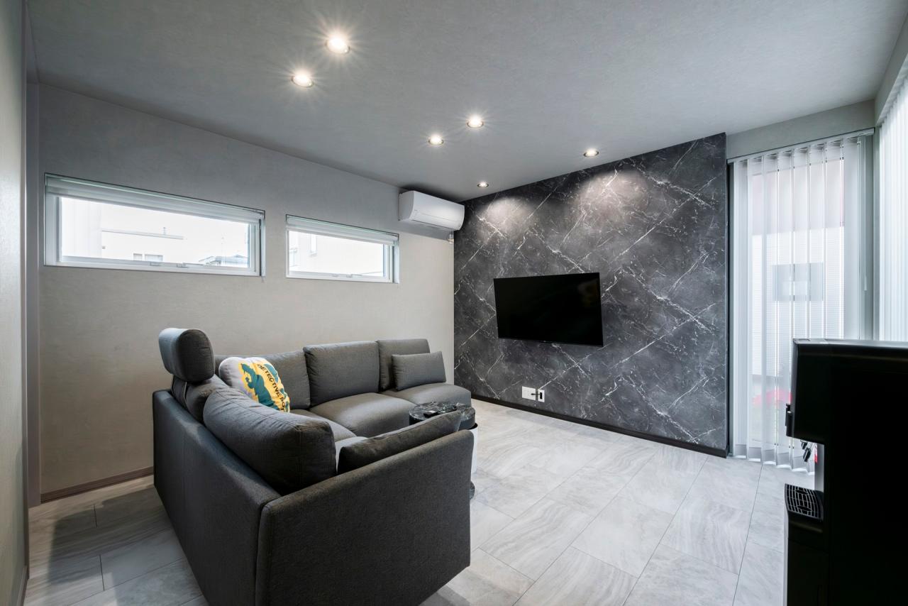 ダイナミックな石目調のアクセントクロスが印象的