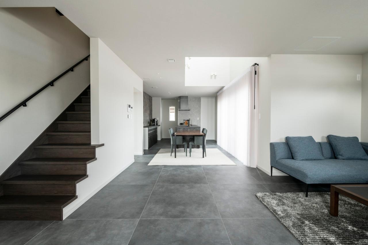 リビング、ダイニング、階段：モノトーンで統一されたスタイリッシュなLDK