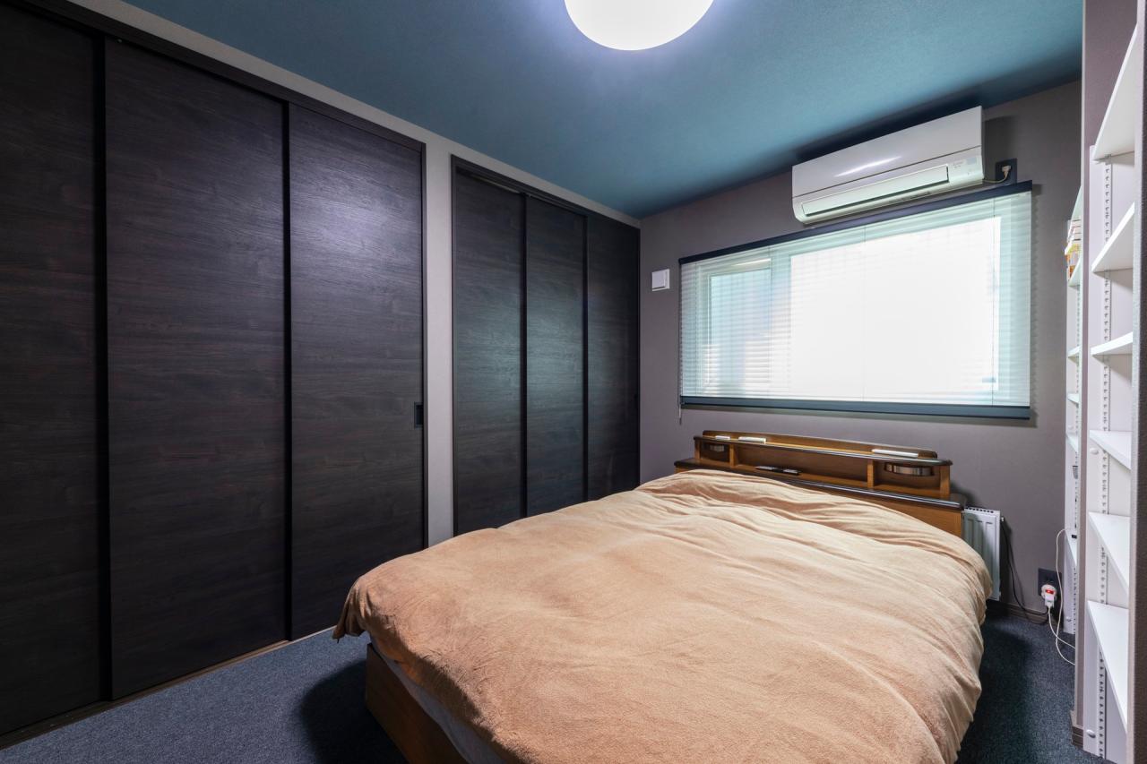 主寝室の壁一面にはご夫婦それぞれの収納を計画し整頓された空間に