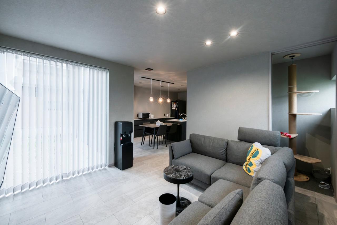 距離は近いながらもしっかりゾーニングされることで居心地の良いリビングに