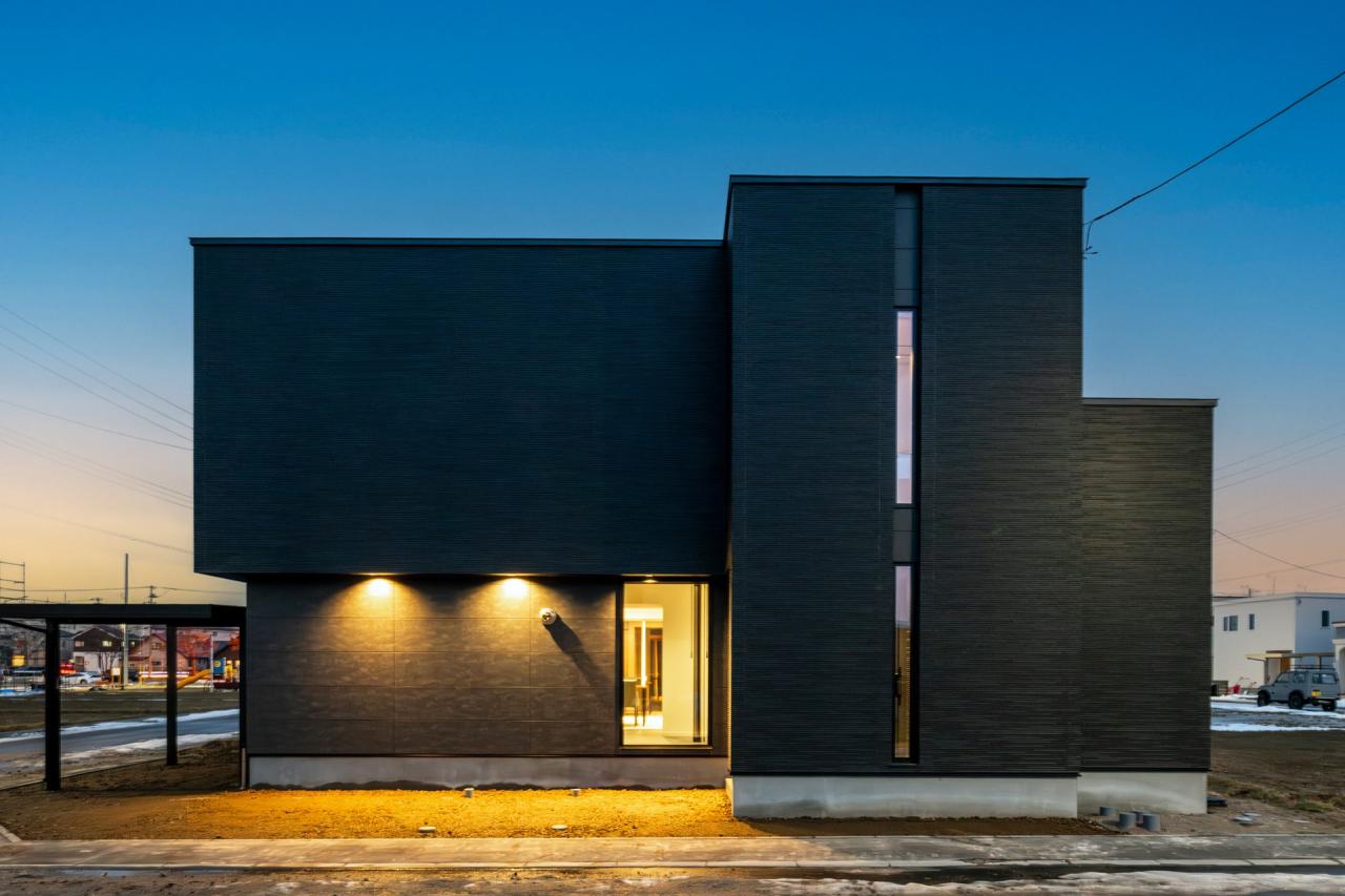 外観：玄関ポーチ横のライトが印象的な外観