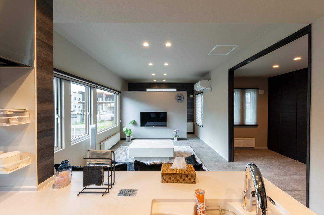 キッチンからリビングを見渡せるストレート配置の間取り