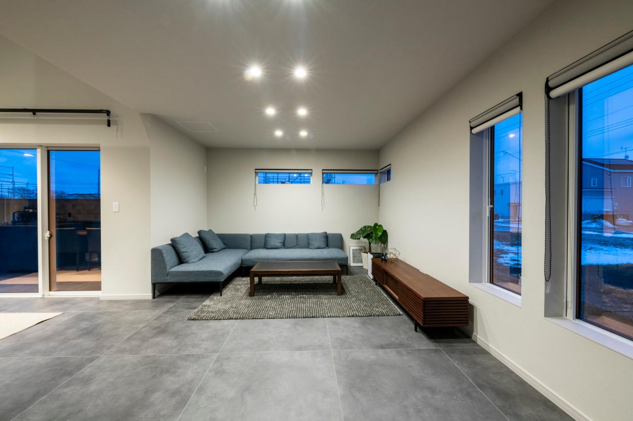 リビング、窓：リビング横にはテラスに出られる大開口