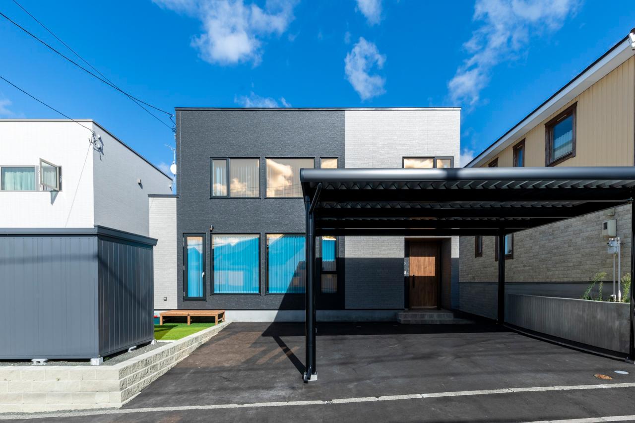 グレーのツートンがスタイリッシュな印象の外観