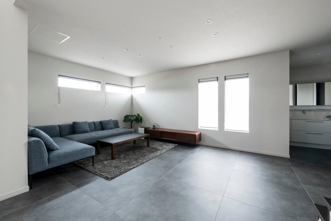 リビング、窓：家族が自然と集まる、明るいリビング