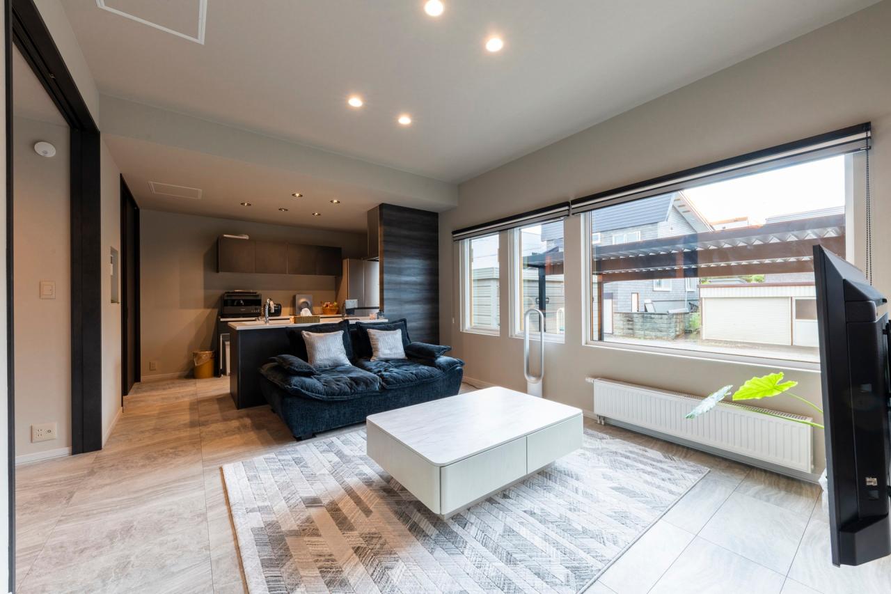 水平方向に連続する開口部で外に目線が抜け広がりのあるリビングに