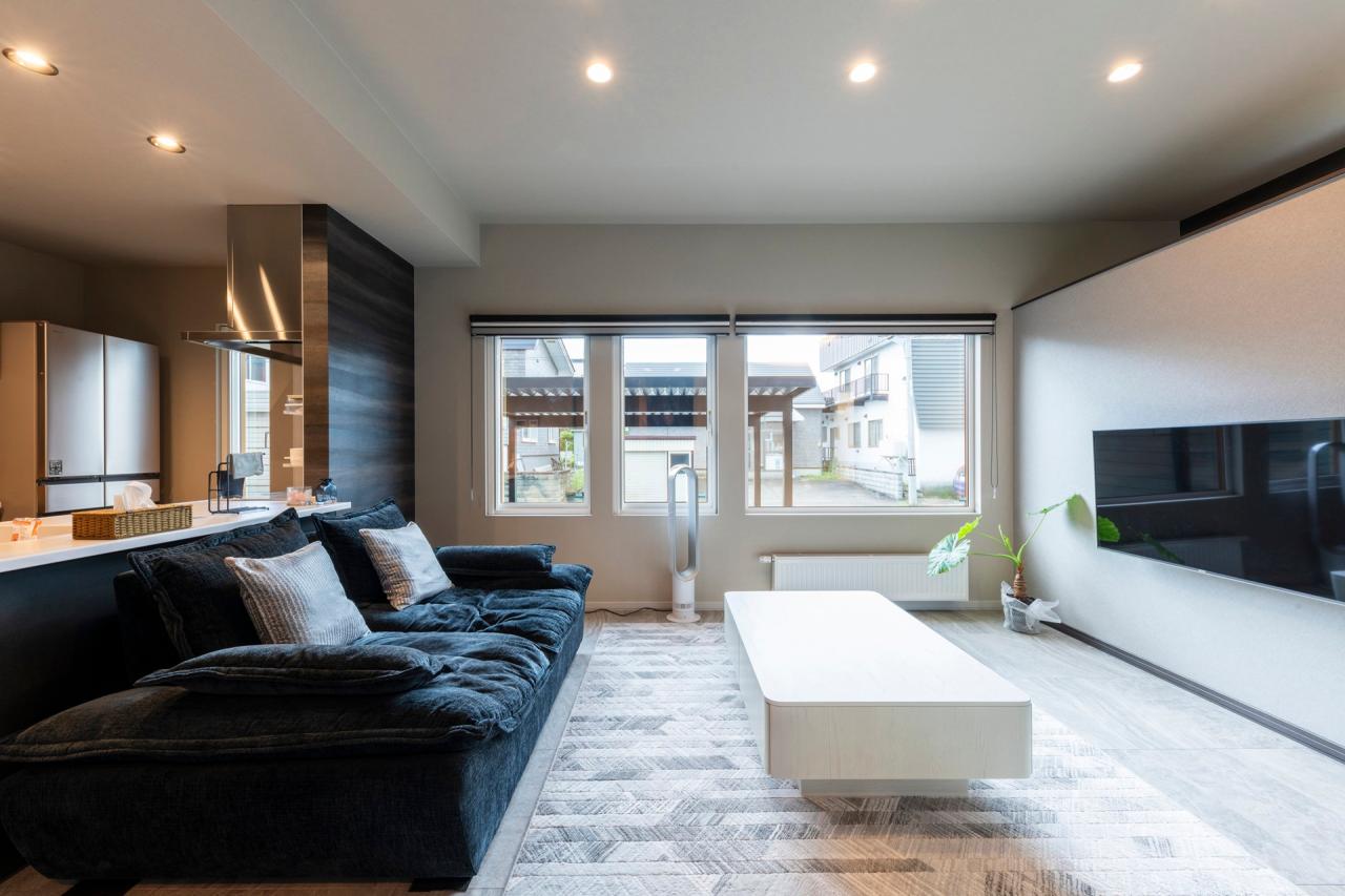 あえてダイニングを設けないことでリビングを広く活用