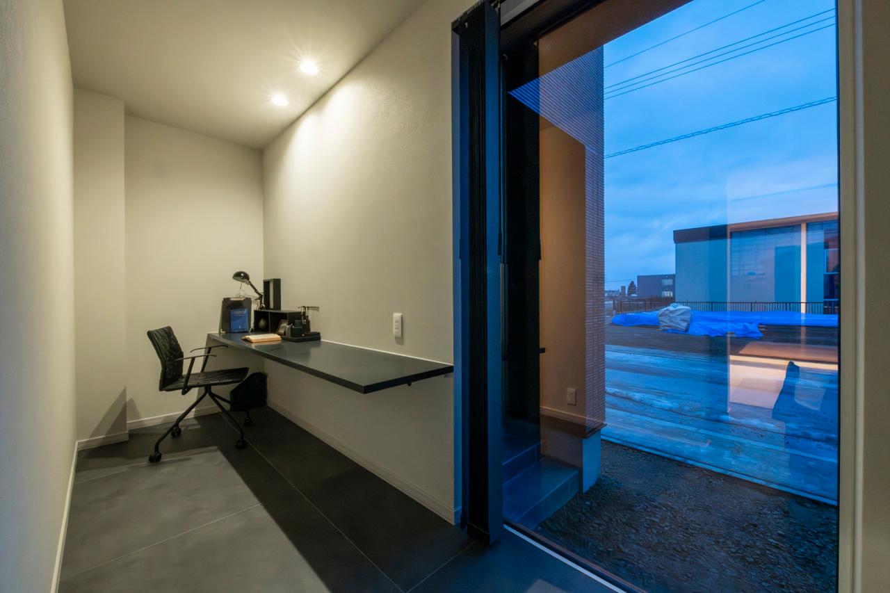 フリースペース、趣味室：階段下奥には秘密基地のような3.3帖のフリースペース