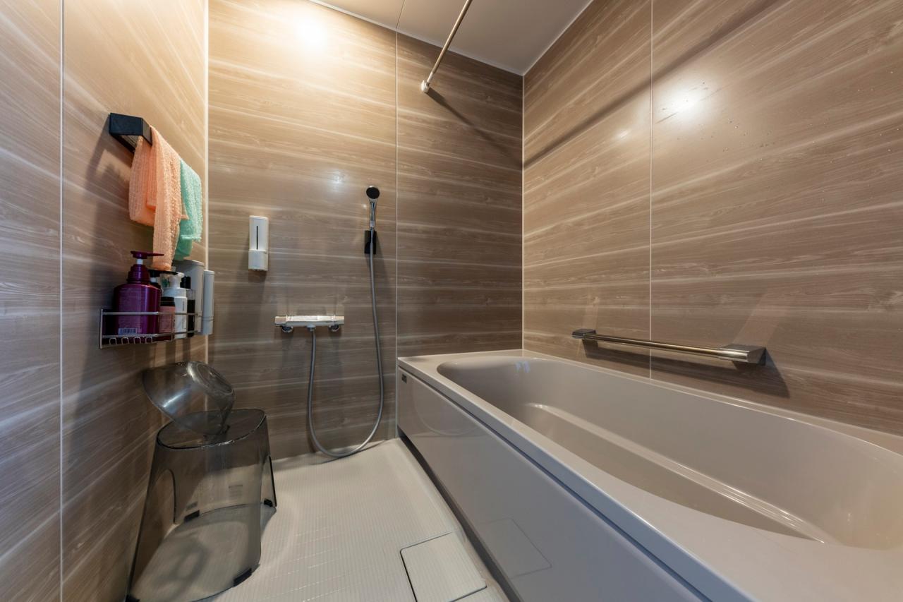 前面をアクセントパネルにすることで統一感と高級感が生まれた浴室