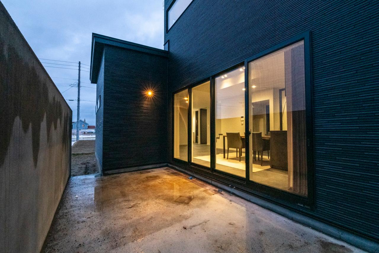 窓、デッキ・テラス：アウトドアリビングのように使えるコンクリートテラス