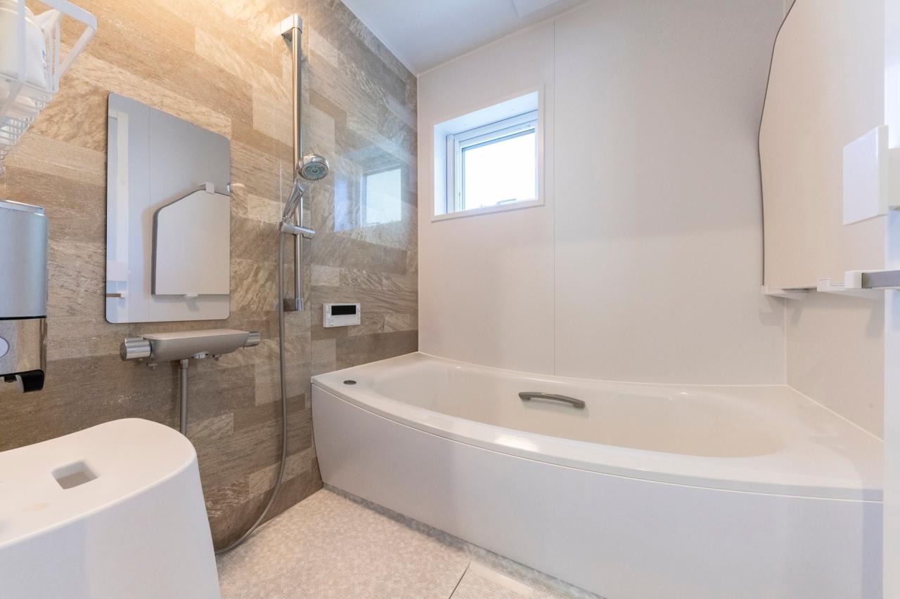 アクセントパネルが柔らかな印象の浴室はご主人の手で常に圧巻の美しさをキープ