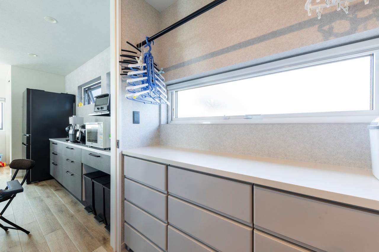 造作のカウンターはオーナー様支給の収納にシンデレラフィット