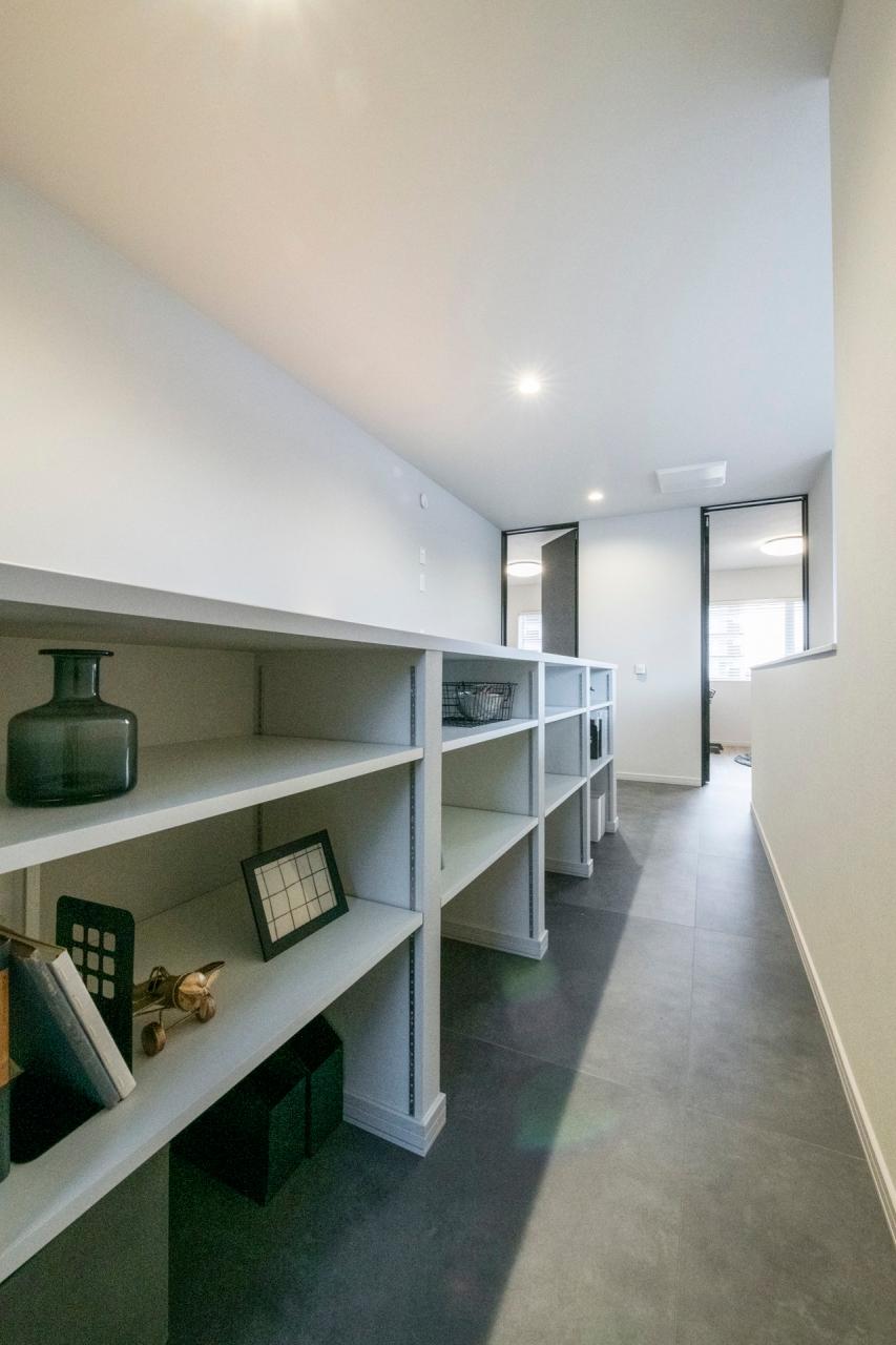 廊下、収納：2階廊下には家族で使えるブックステーションを完備