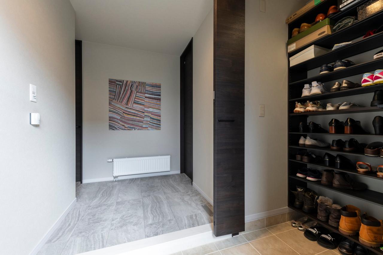 玄関にはアートの様なLIXILのエコカラットがお出迎え