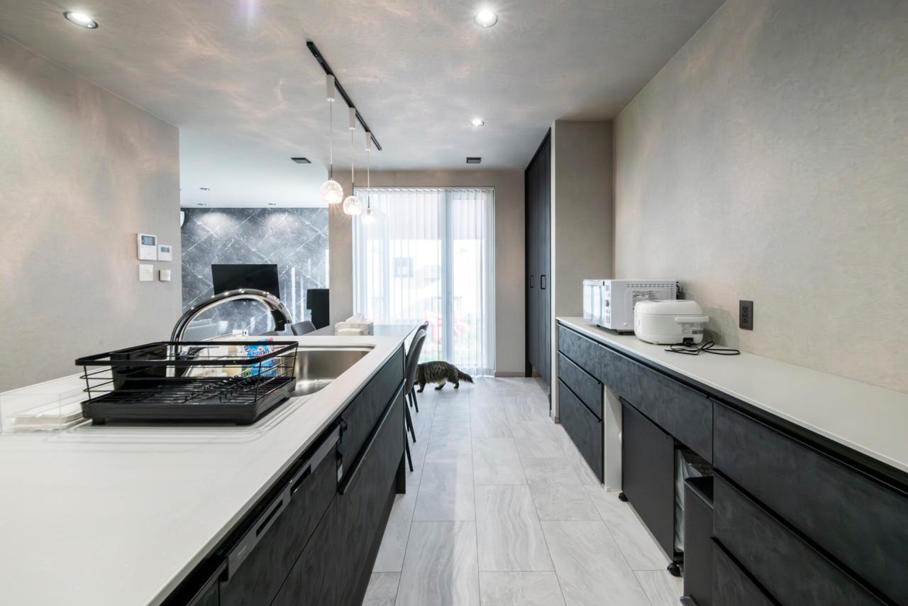 ブラック×ホワイトが映える広々としたキッチンはLIXILのNDをご採用