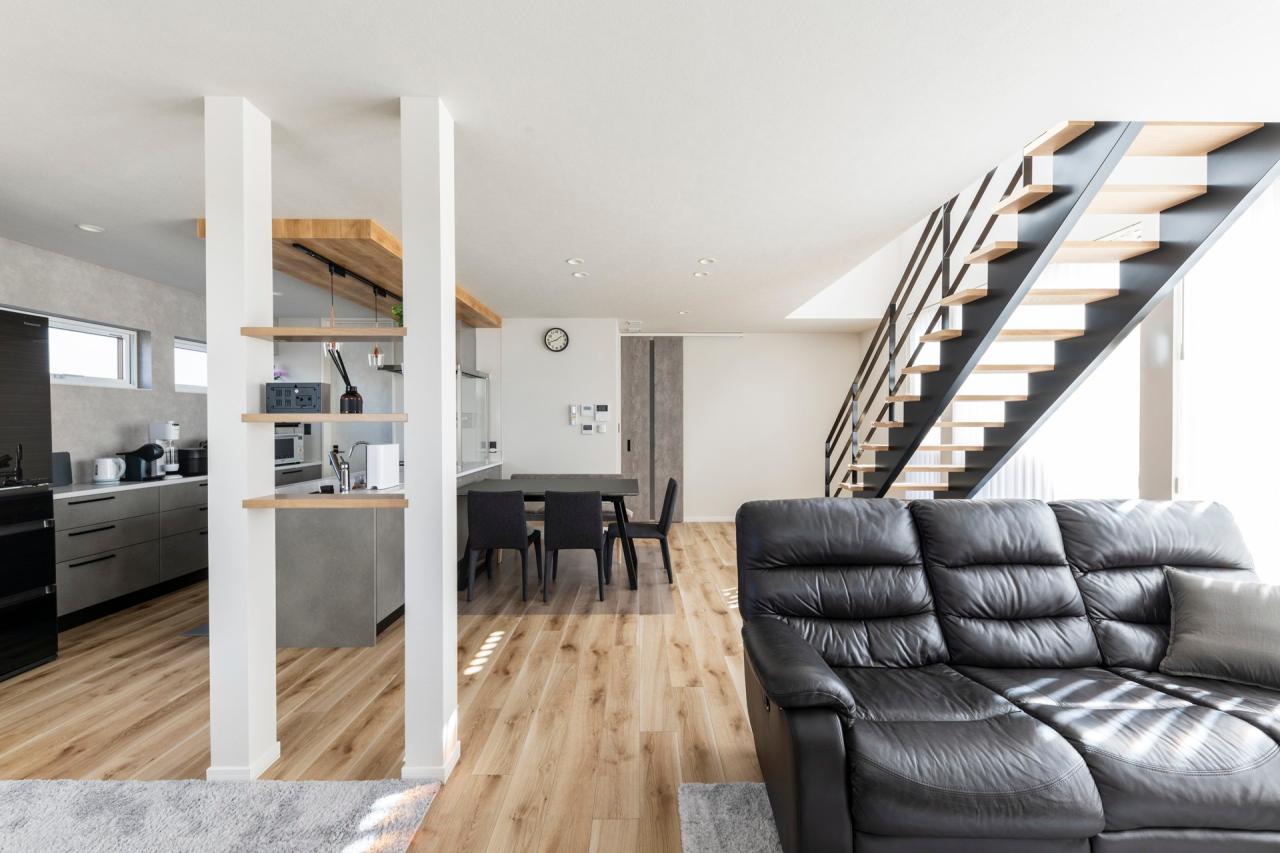 2本の柱と飾り棚が圧迫感を生まずに空間を緩やかにゾーニング