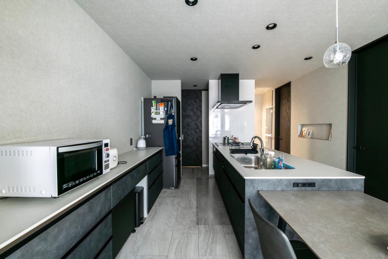 幅2700のカップボードで生活感を見せない整頓された空間に