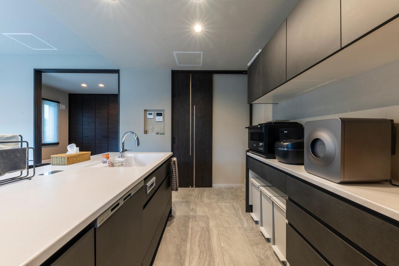 幅1800のカップボードは上部にも収納を設け大容量で生活感レス