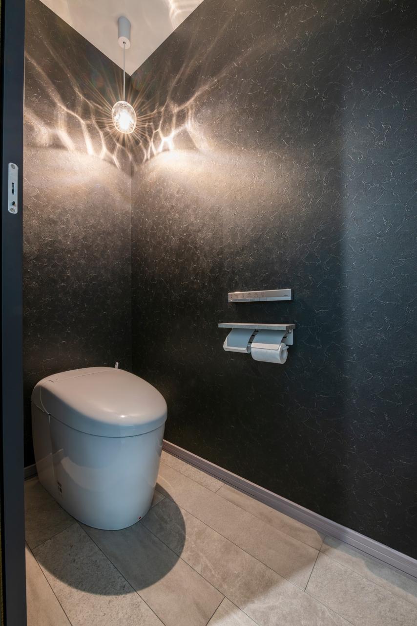 ダークトーンのクロスにペンダントライトが映える落ち着く空間に