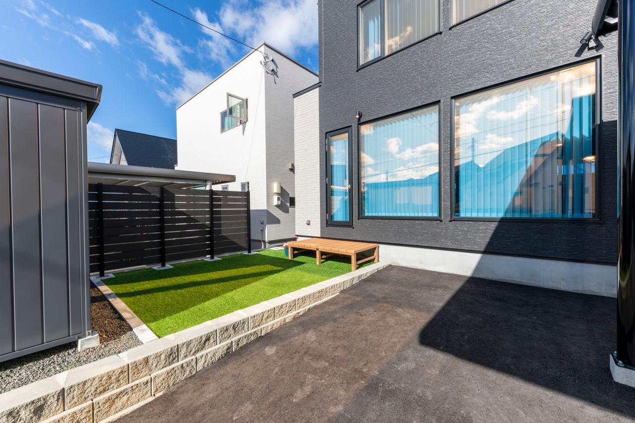 テラスドアから直接出入り可能な人工芝でBBQや水遊びも